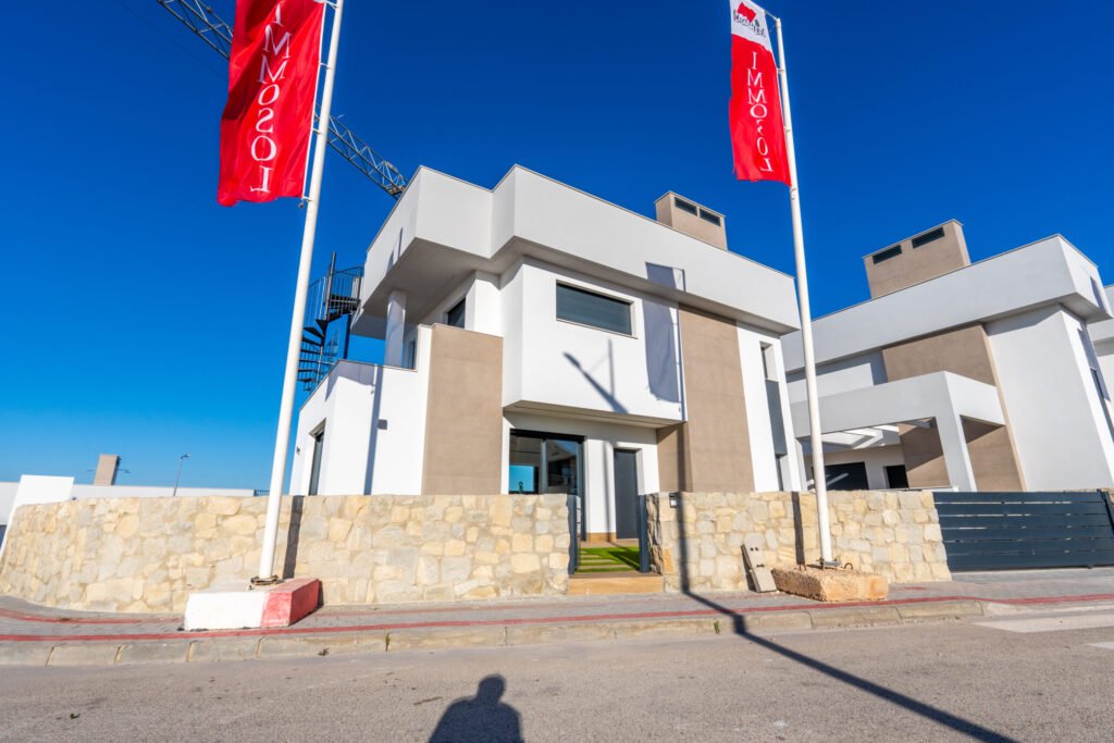 Valoisa design‑villa golfkentän reunalla – suuret sisätilat ja poikkeukselliset ulkoalueet