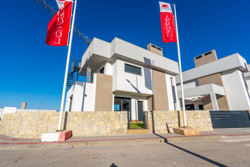 Valoisa design‑villa golfkentän reunalla – suuret sisätilat ja poikkeukselliset ulkoalueet