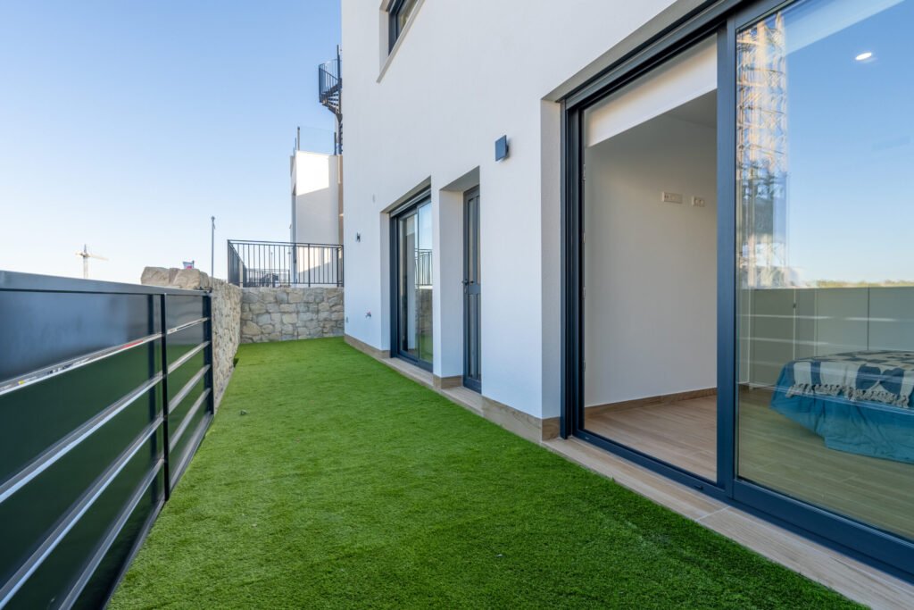 Valoisa design‑villa golfkentän reunalla – suuret sisätilat ja poikkeukselliset ulkoalueet