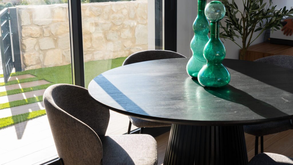 Valoisa design‑villa golfkentän reunalla – suuret sisätilat ja poikkeukselliset ulkoalueet