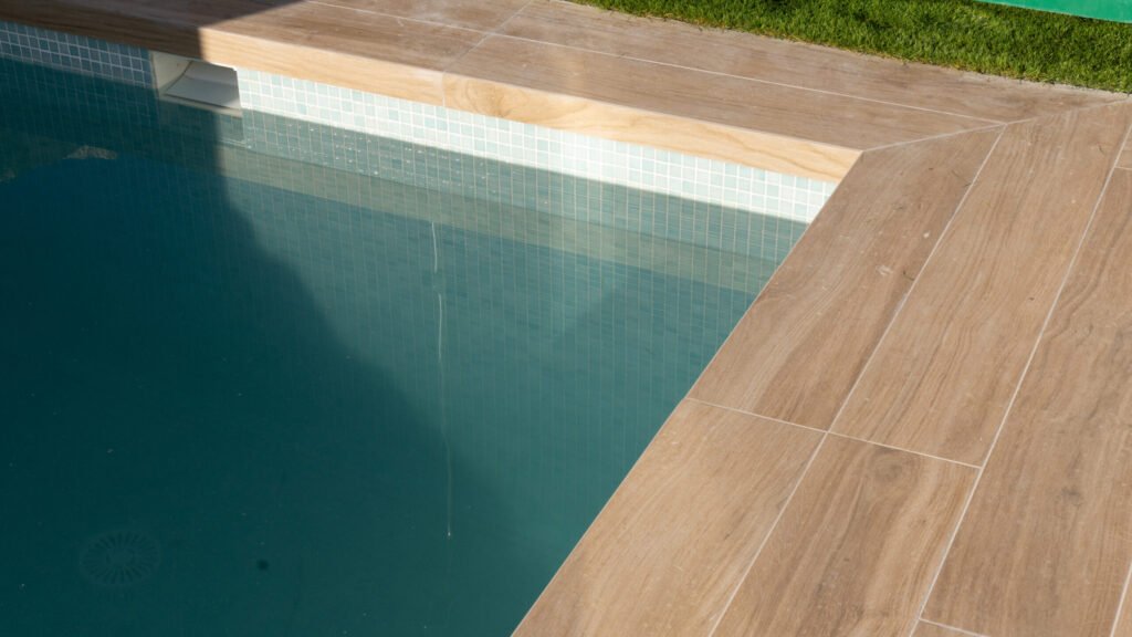 Valoisa design‑villa golfkentän reunalla – suuret sisätilat ja poikkeukselliset ulkoalueet