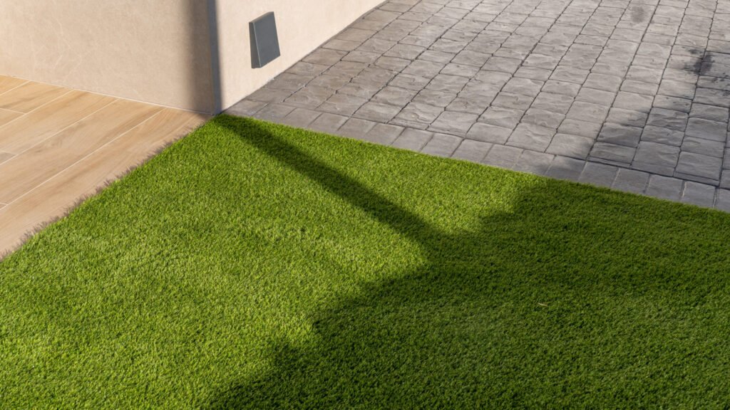 Valoisa design‑villa golfkentän reunalla – suuret sisätilat ja poikkeukselliset ulkoalueet