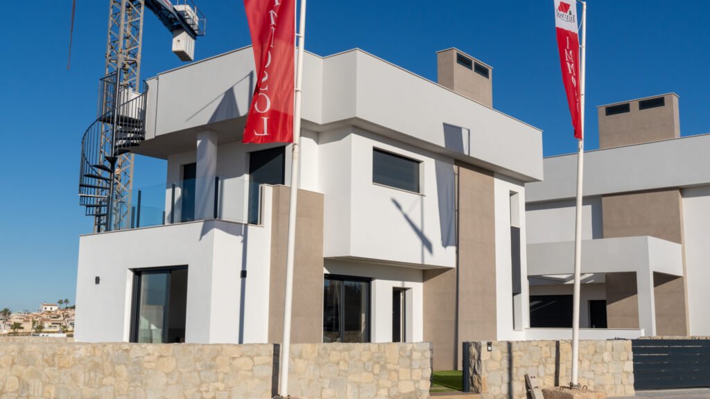 Valoisa design‑villa golfkentän reunalla – suuret sisätilat ja poikkeukselliset ulkoalueet