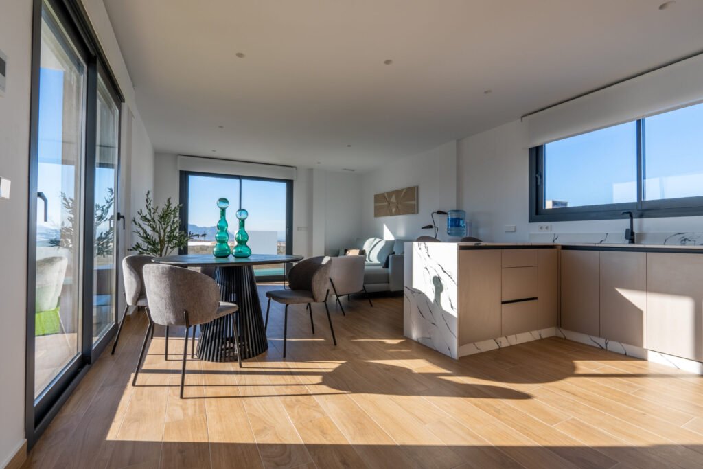 Valoisa design‑villa golfkentän reunalla – suuret sisätilat ja poikkeukselliset ulkoalueet