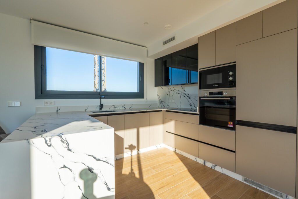 Valoisa design‑villa golfkentän reunalla – suuret sisätilat ja poikkeukselliset ulkoalueet