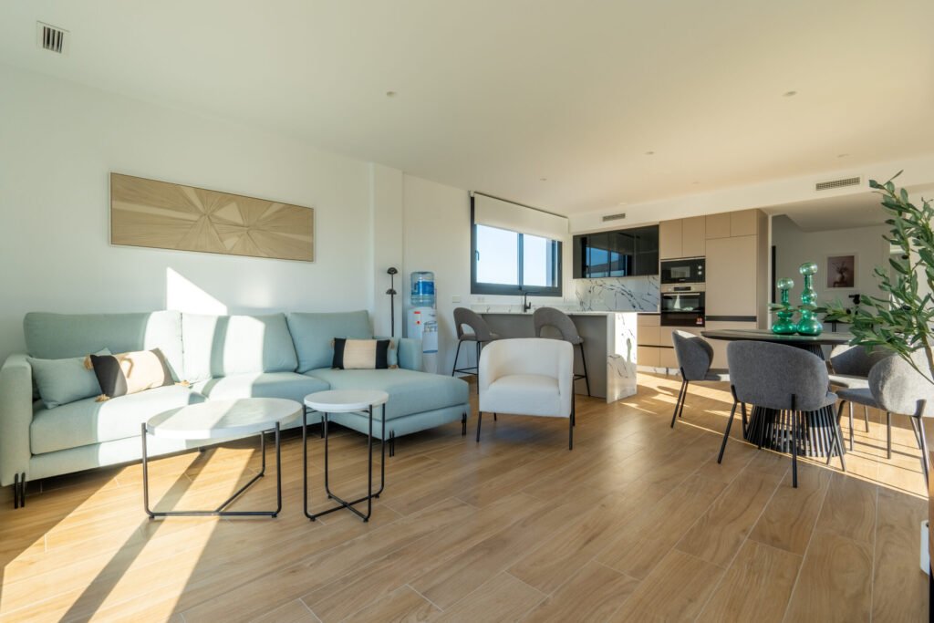 Valoisa design‑villa golfkentän reunalla – suuret sisätilat ja poikkeukselliset ulkoalueet