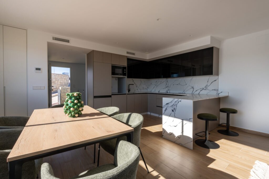 Valoisa design‑villa golfkentän reunalla – suuret sisätilat ja poikkeukselliset ulkoalueet