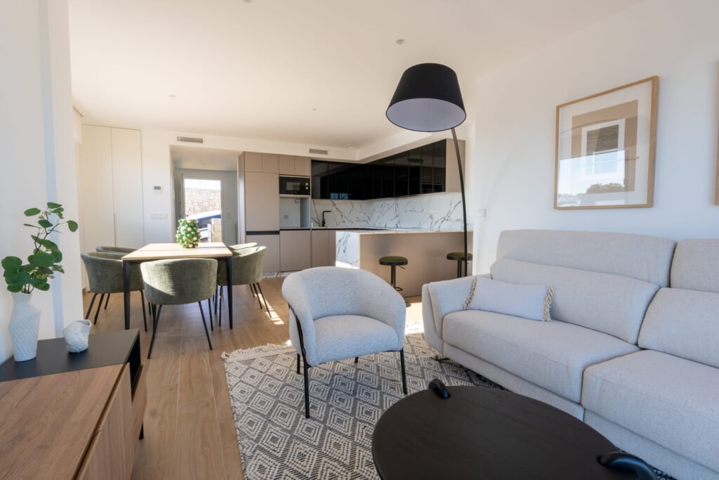 Valoisa design‑villa golfkentän reunalla – suuret sisätilat ja poikkeukselliset ulkoalueet