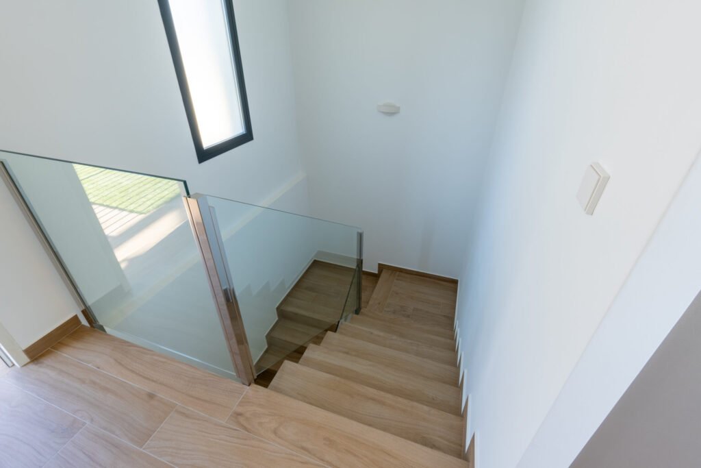 Valoisa design‑villa golfkentän reunalla – suuret sisätilat ja poikkeukselliset ulkoalueet