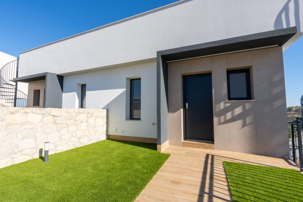 Valoisa design‑villa golfkentän reunalla – suuret sisätilat ja poikkeukselliset ulkoalueet