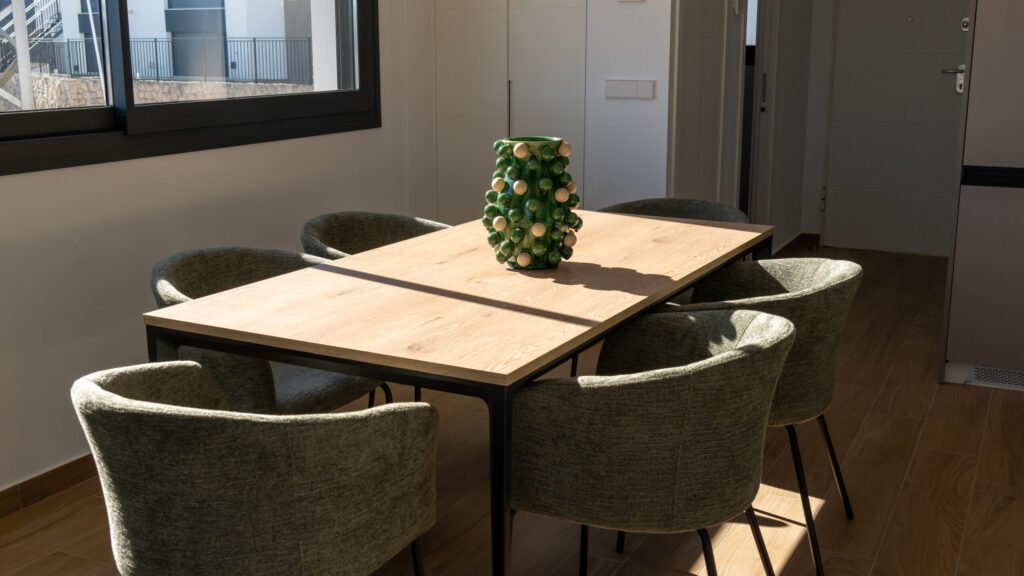 Valoisa design‑villa golfkentän reunalla – suuret sisätilat ja poikkeukselliset ulkoalueet