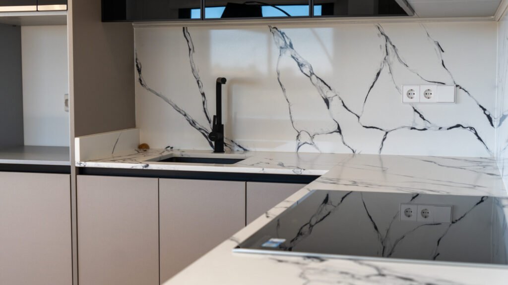 Valoisa design‑villa golfkentän reunalla – suuret sisätilat ja poikkeukselliset ulkoalueet