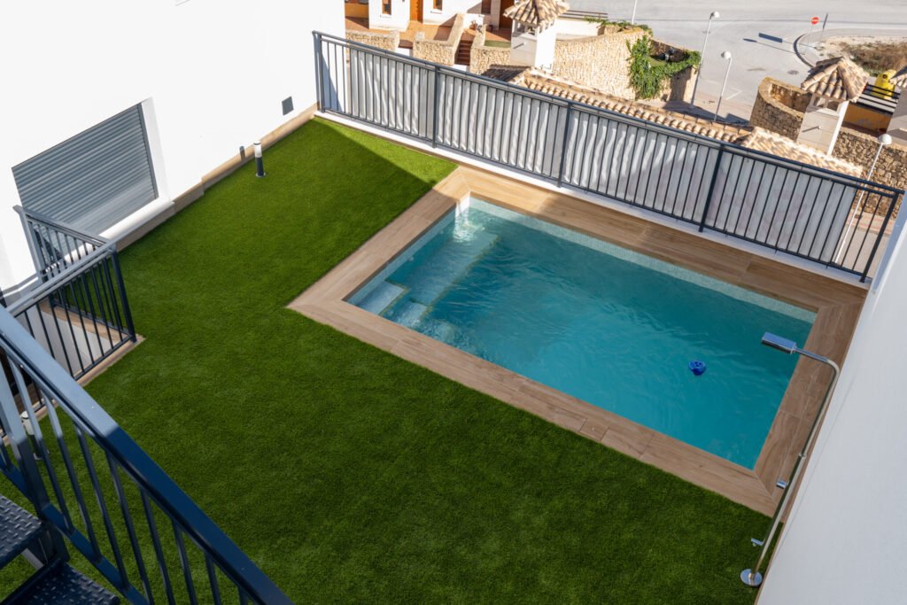 Valoisa design‑villa golfkentän reunalla – suuret sisätilat ja poikkeukselliset ulkoalueet