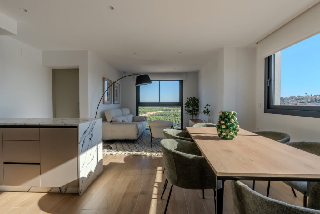 Valoisa design‑villa golfkentän reunalla – suuret sisätilat ja poikkeukselliset ulkoalueet
