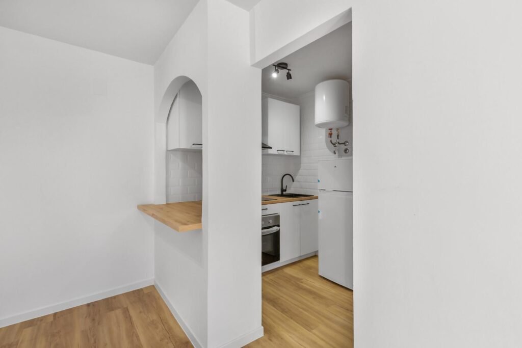 Apartamento reformado con vistas al mar, piscina, tenis y aparcamiento