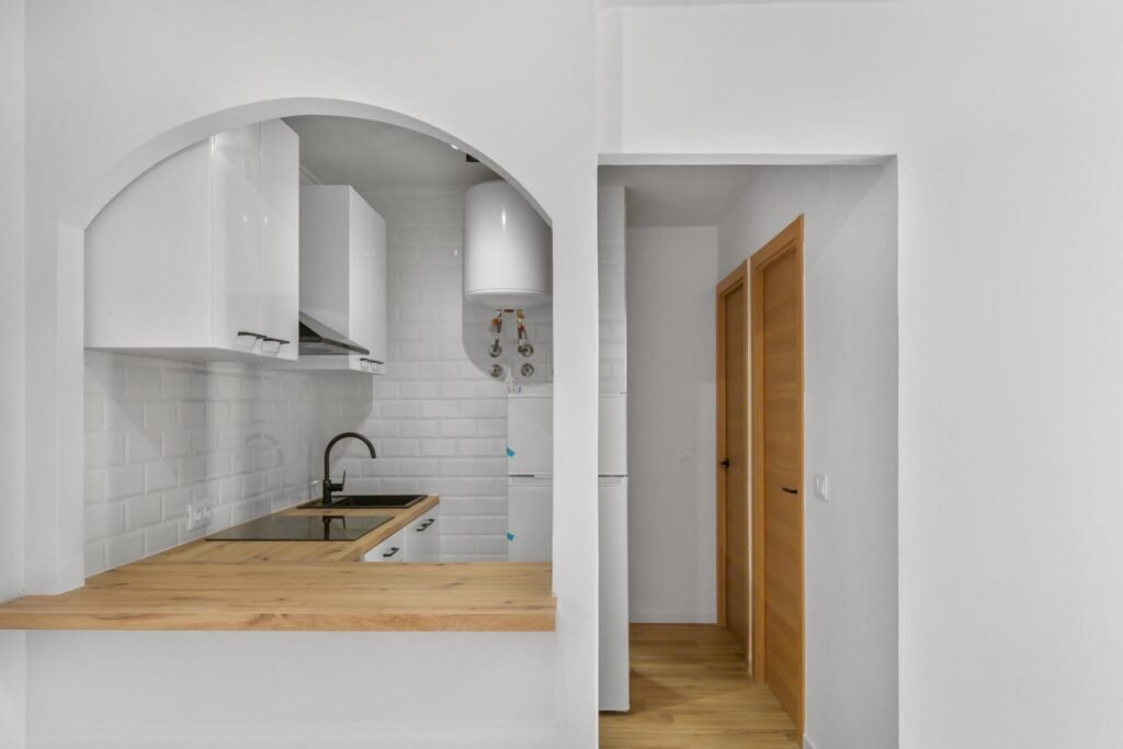 Apartamento reformado con vistas al mar, piscina, tenis y aparcamiento