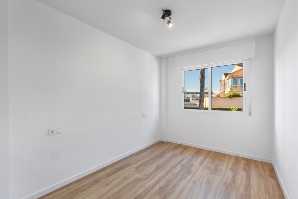 Apartamento reformado con vistas al mar, piscina, tenis y aparcamiento