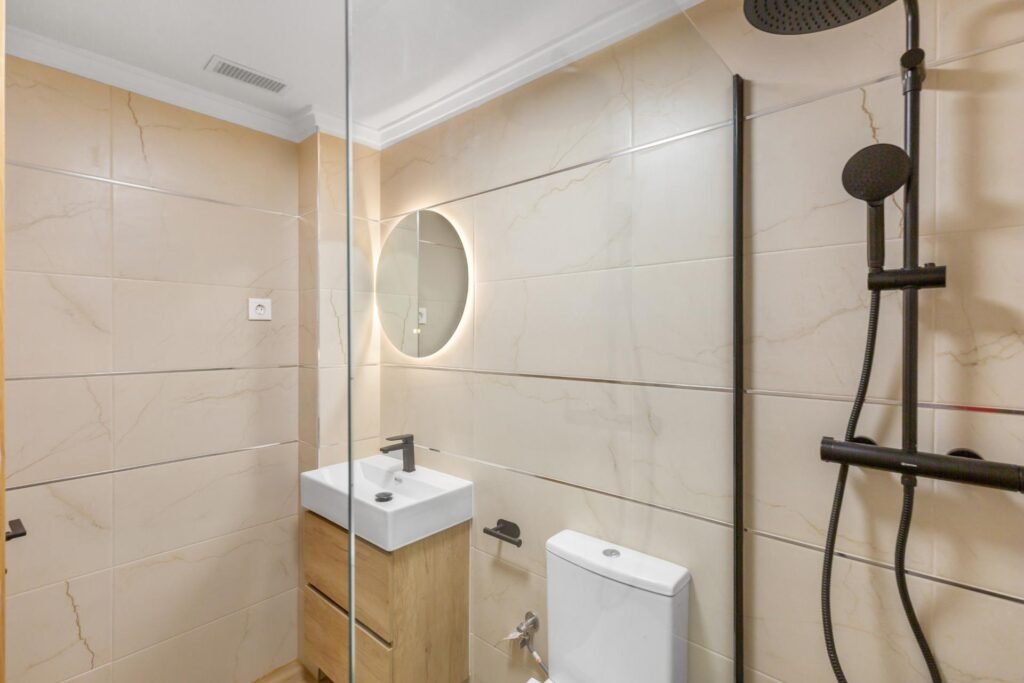 Apartamento reformado con vistas al mar, piscina, tenis y aparcamiento