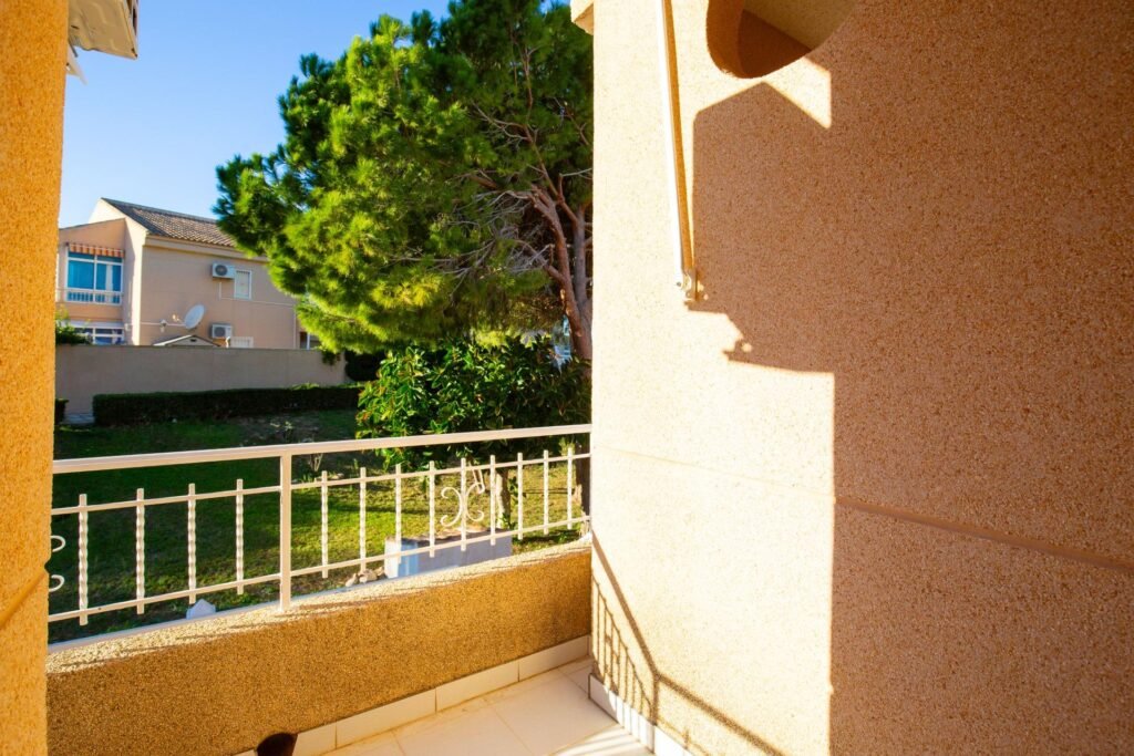 Apartamento reformado con vistas al mar, piscina, tenis y aparcamiento