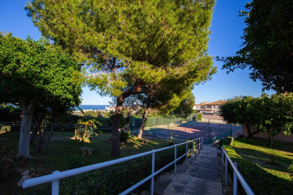 Apartamento reformado con vistas al mar, piscina, tenis y aparcamiento