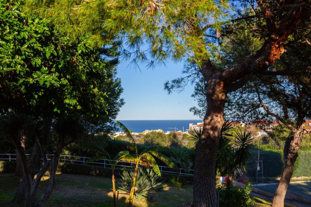 Apartamento reformado con vistas al mar, piscina, tenis y aparcamiento