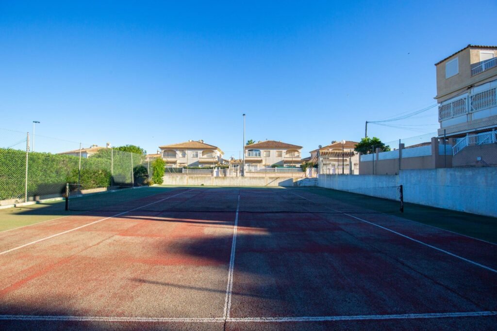 Apartamento reformado con vistas al mar, piscina, tenis y aparcamiento