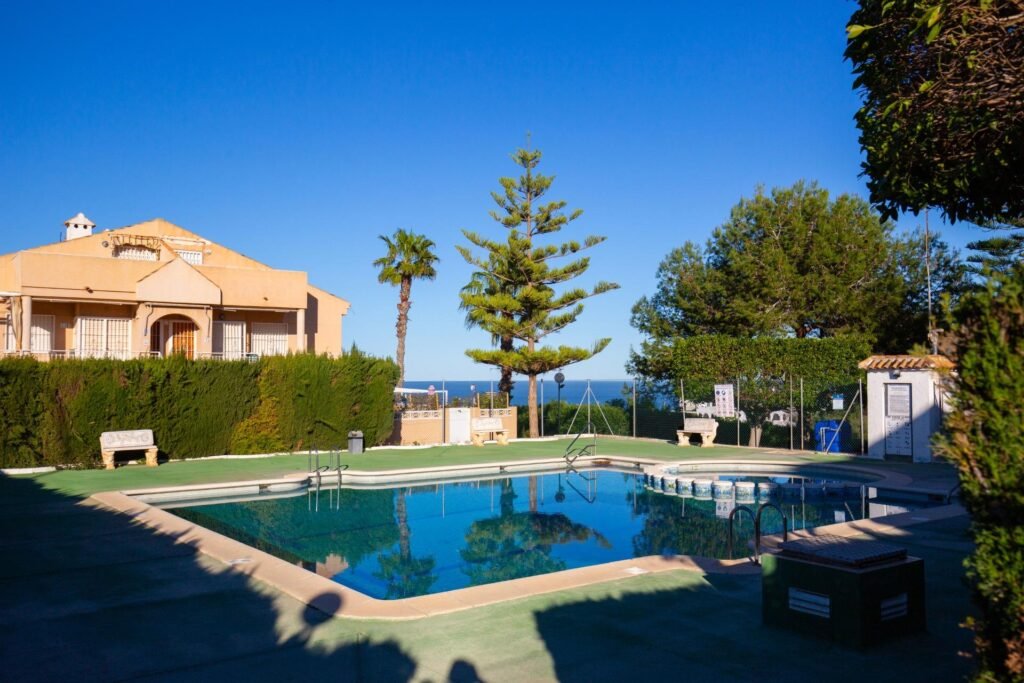 Apartamento reformado con vistas al mar, piscina, tenis y aparcamiento