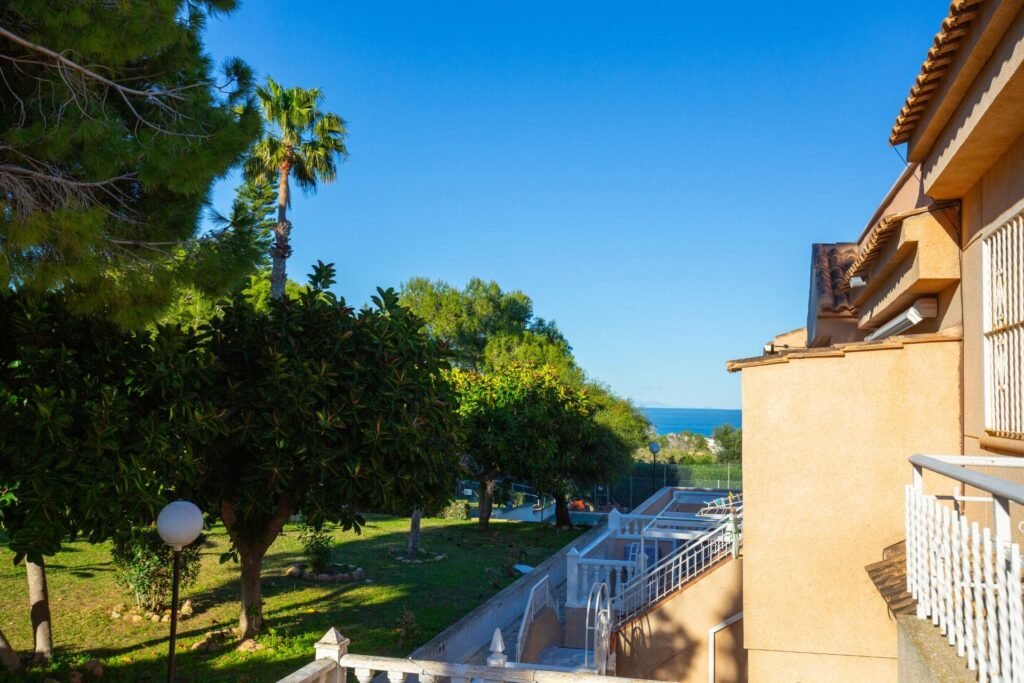 Apartamento reformado con vistas al mar, piscina, tenis y aparcamiento