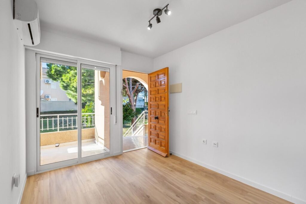 Apartamento reformado con vistas al mar, piscina, tenis y aparcamiento