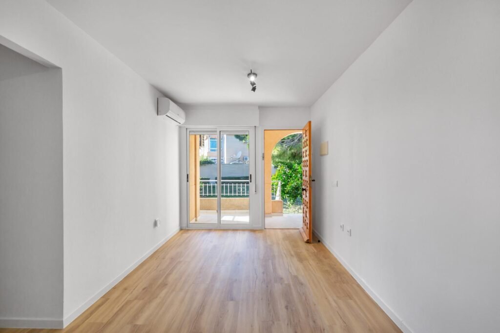Apartamento reformado con vistas al mar, piscina, tenis y aparcamiento