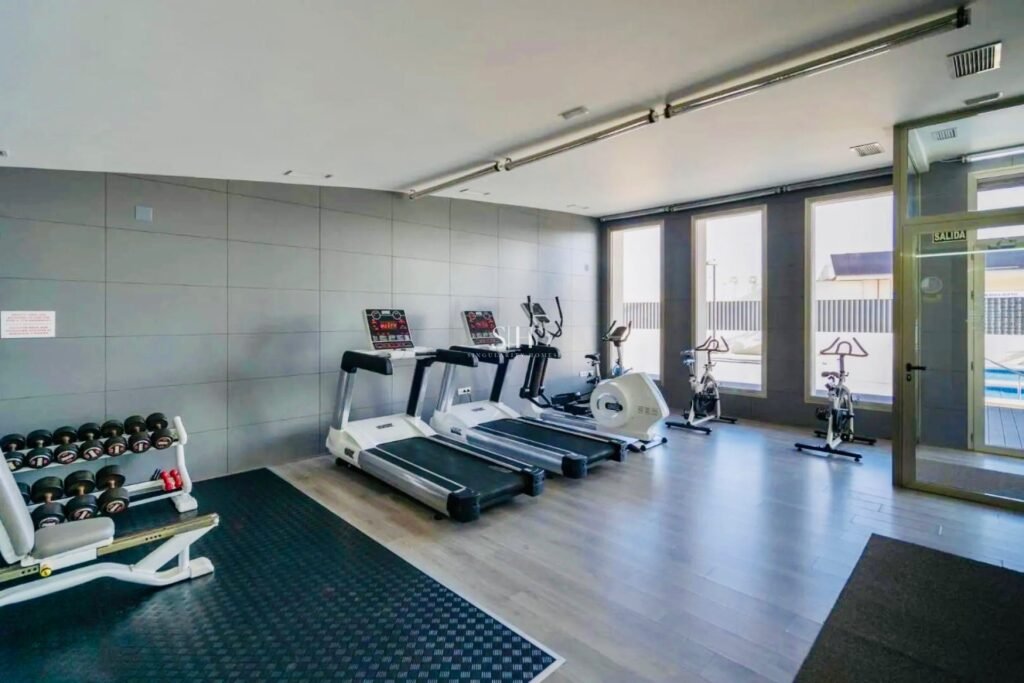 Exclusive apartment in Los Dolses Villamartín with large 35 m² terrace, indoor heated pool, spa, gym and privileged location close to all services, ready to move into, unique opportunity in a high-dem