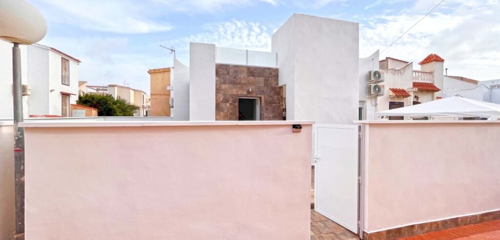 Modernisti remontoitu yhden tason koti Playa Flamencassa