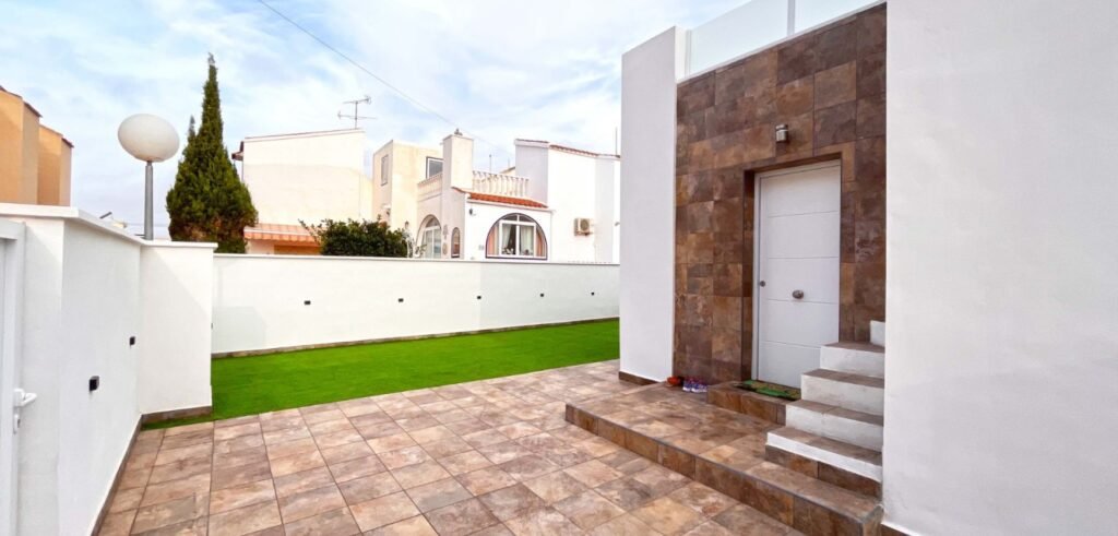 Modernisti remontoitu yhden tason koti Playa Flamencassa