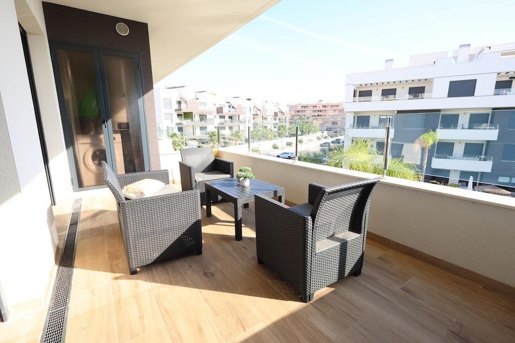 Modern [amp;] Move-In Ready Apartment in Villamartin