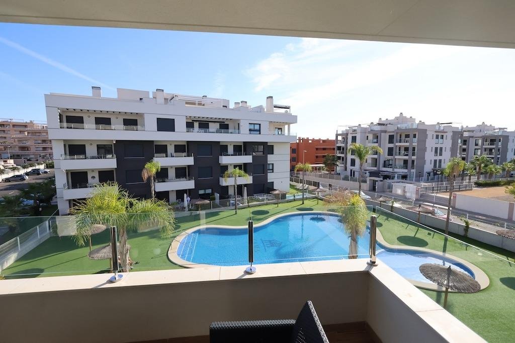 Modern [amp;] Move-In Ready Apartment in Villamartin