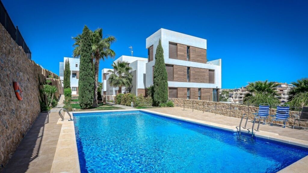 Moderno Apartamento de Dos Dormitorios en Las Ramblas Golf con Terraza Acristalada