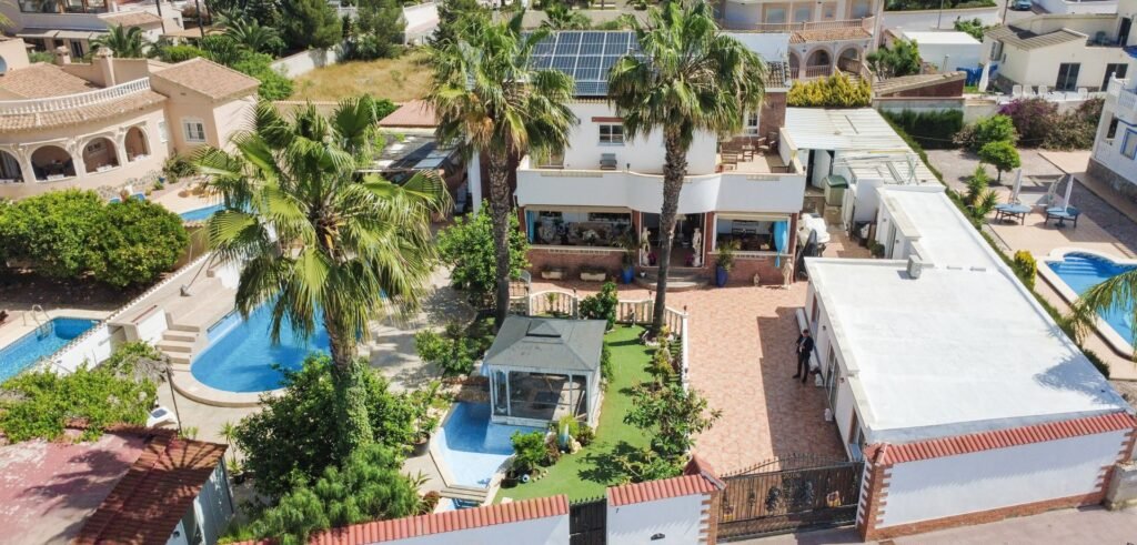 Suuri villa vierastaloilla, yksityisellä SPA‑alueella ja upealla puutarhalla Ciudad Quesadassa