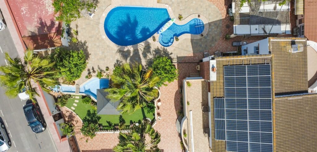 Suuri villa vierastaloilla, yksityisellä SPA‑alueella ja upealla puutarhalla Ciudad Quesadassa