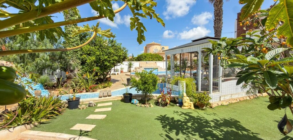 Suuri villa vierastaloilla, yksityisellä SPA‑alueella ja upealla puutarhalla Ciudad Quesadassa