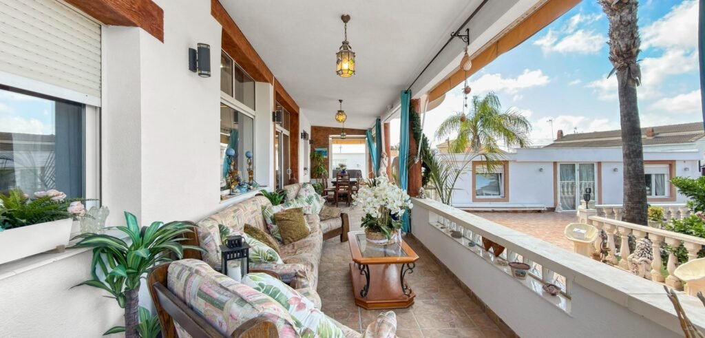 Suuri villa vierastaloilla, yksityisellä SPA‑alueella ja upealla puutarhalla Ciudad Quesadassa