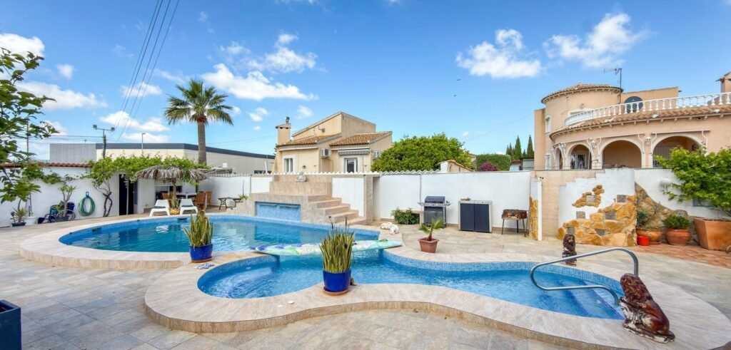 Suuri villa vierastaloilla, yksityisellä SPA‑alueella ja upealla puutarhalla Ciudad Quesadassa