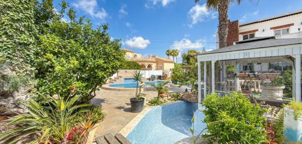 Suuri villa vierastaloilla, yksityisellä SPA‑alueella ja upealla puutarhalla Ciudad Quesadassa