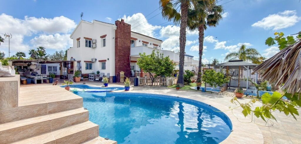 Suuri villa vierastaloilla, yksityisellä SPA‑alueella ja upealla puutarhalla Ciudad Quesadassa