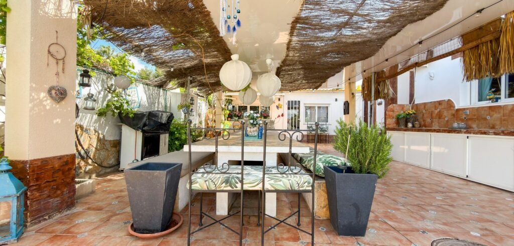 Suuri villa vierastaloilla, yksityisellä SPA‑alueella ja upealla puutarhalla Ciudad Quesadassa