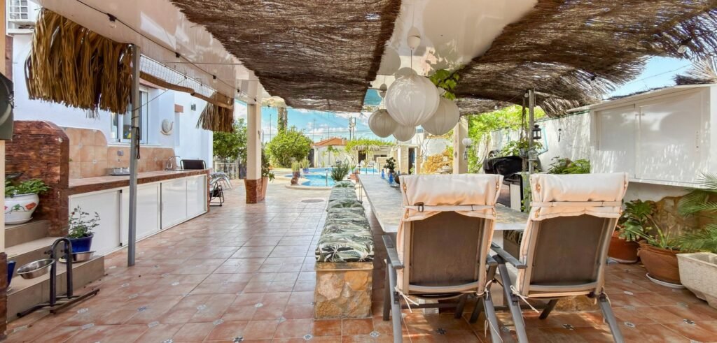 Suuri villa vierastaloilla, yksityisellä SPA‑alueella ja upealla puutarhalla Ciudad Quesadassa
