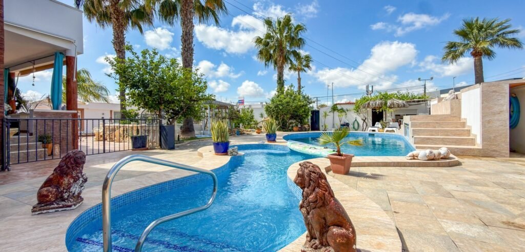 Suuri villa vierastaloilla, yksityisellä SPA‑alueella ja upealla puutarhalla Ciudad Quesadassa