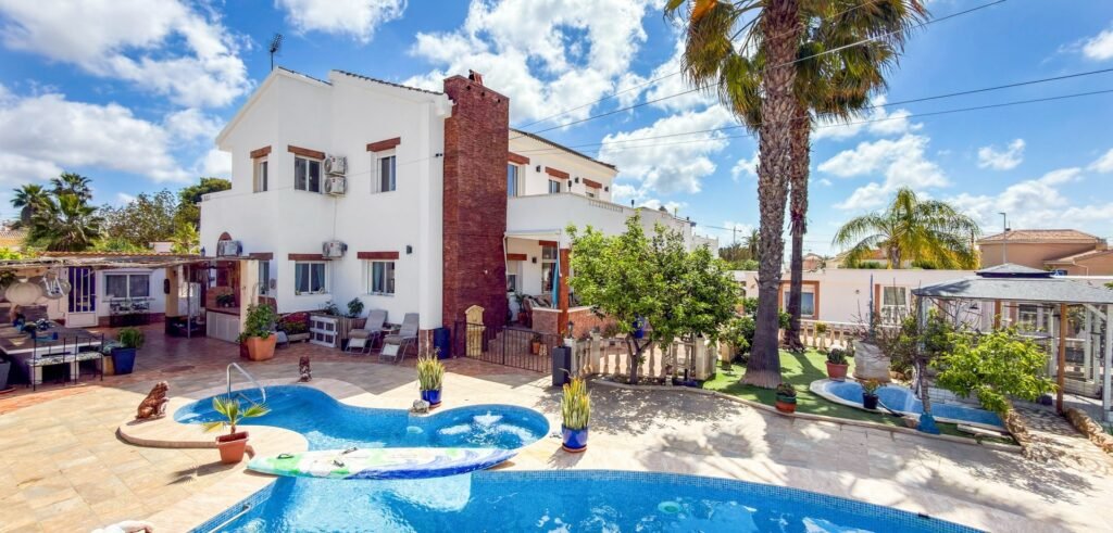 Suuri villa vierastaloilla, yksityisellä SPA‑alueella ja upealla puutarhalla Ciudad Quesadassa