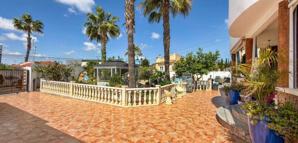 Suuri villa vierastaloilla, yksityisellä SPA‑alueella ja upealla puutarhalla Ciudad Quesadassa