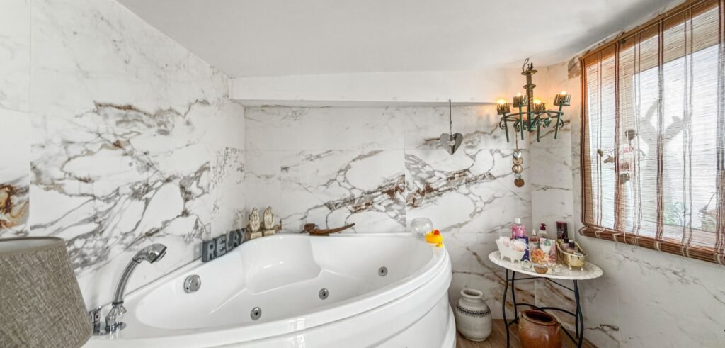 Suuri villa vierastaloilla, yksityisellä SPA‑alueella ja upealla puutarhalla Ciudad Quesadassa