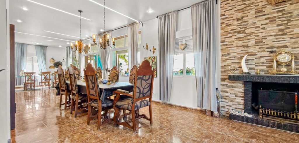 Suuri villa vierastaloilla, yksityisellä SPA‑alueella ja upealla puutarhalla Ciudad Quesadassa